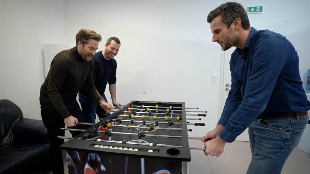 Photo des 3 fondateurs de B2C Group lors d'une interview