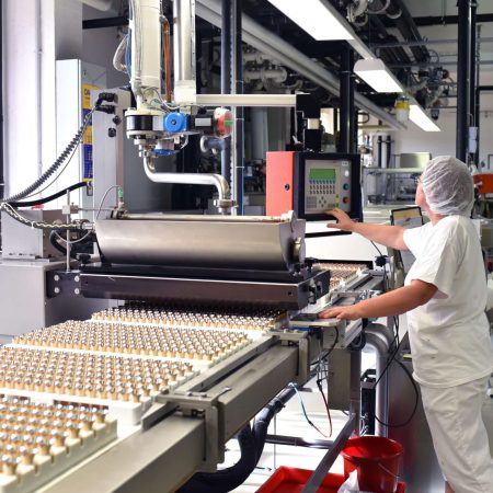 Arbeiterin am Fliessband in der Lebensmittelindustrie - Produkti